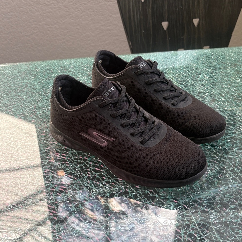 Skechers women’s Black Mesh Sneakers. Size 8.5